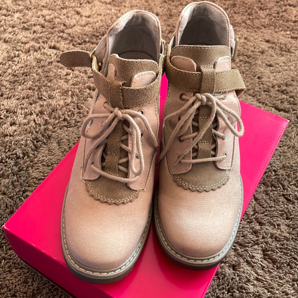 CAT Wedges - Picture 2 of 10
